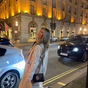 Lång beige kappa - Säljs för 300 köptes förra året. Bra till vintern 