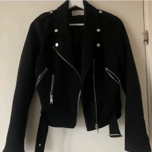 Säkjer denna jacka från nelly änvänt endast 1 gång.  - Nytt skick