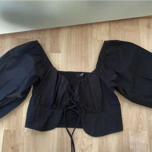 Svart topp - Säljs för 149 kr + frakt!! Storleken är xs