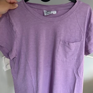 Frank dandy tshirt  - Har en liten märkes lapp ”frank dandy ” nere i kanten av tröjan.  Inköpt på stadium. 