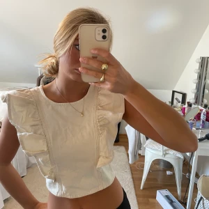 Volang tröja  - Snygg volang tröja med prislapp kvar! Beige i jeansmaterial och dragkedja😍