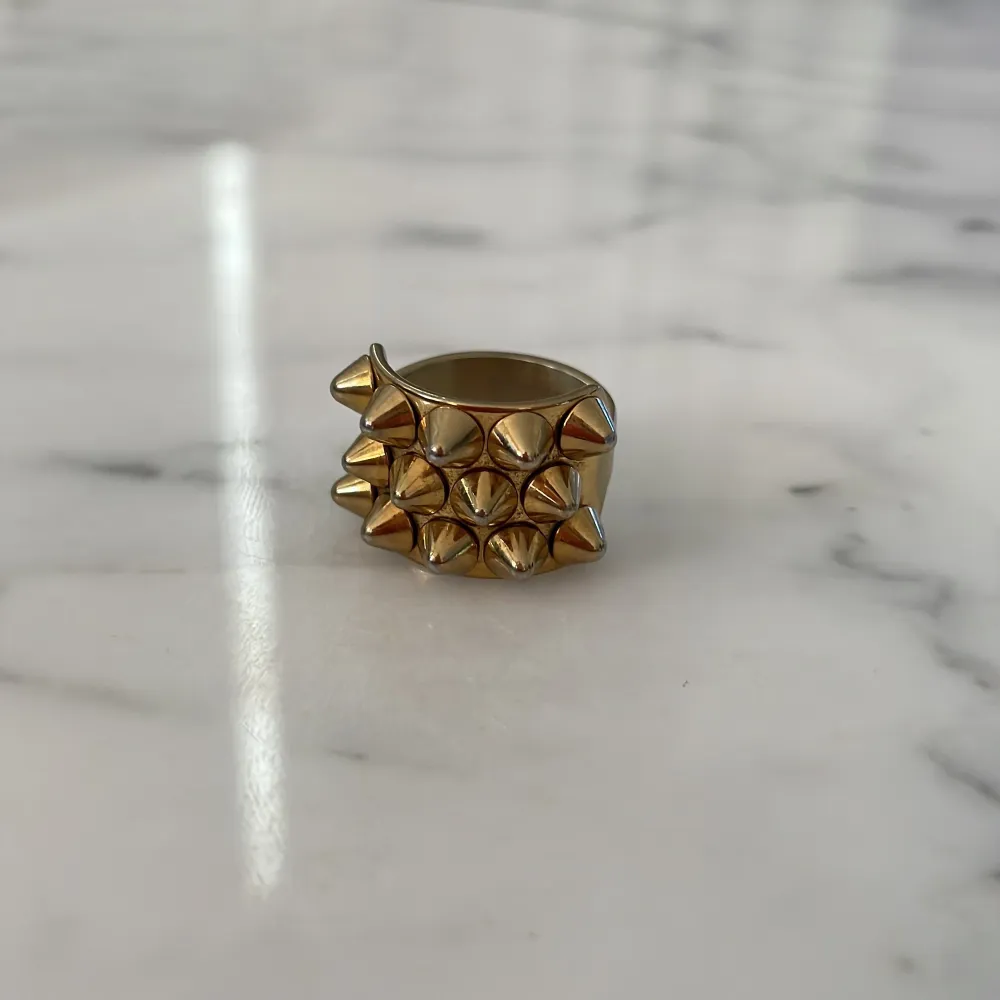 NÅGON SOM VILL BYTA GULD MOT SILVER!!! 💗💗💗 Jag söker efter en silvrig lika dan ring i större storlek eller samma.. Accessoarer.