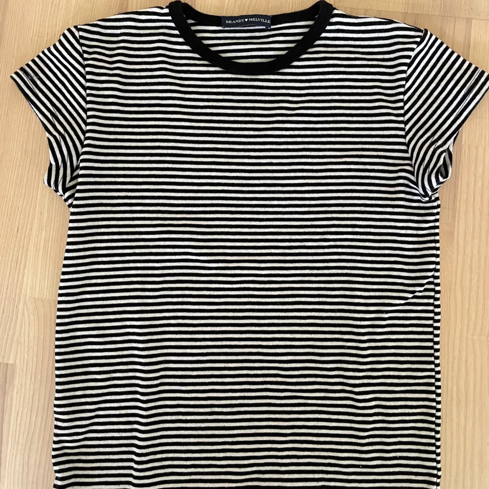 Randig t-shirt från brandy Melville, endast provad och i superskönt lite tjockare material, köparen står för frakten på 49kr . T-shirts.