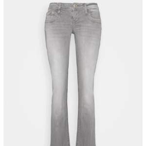 Säljer dessa efterfrågade ltb jeans! De är i ett bra skick! Säljer de på grund av att de är lite stora på mig. 🫶❤️ 