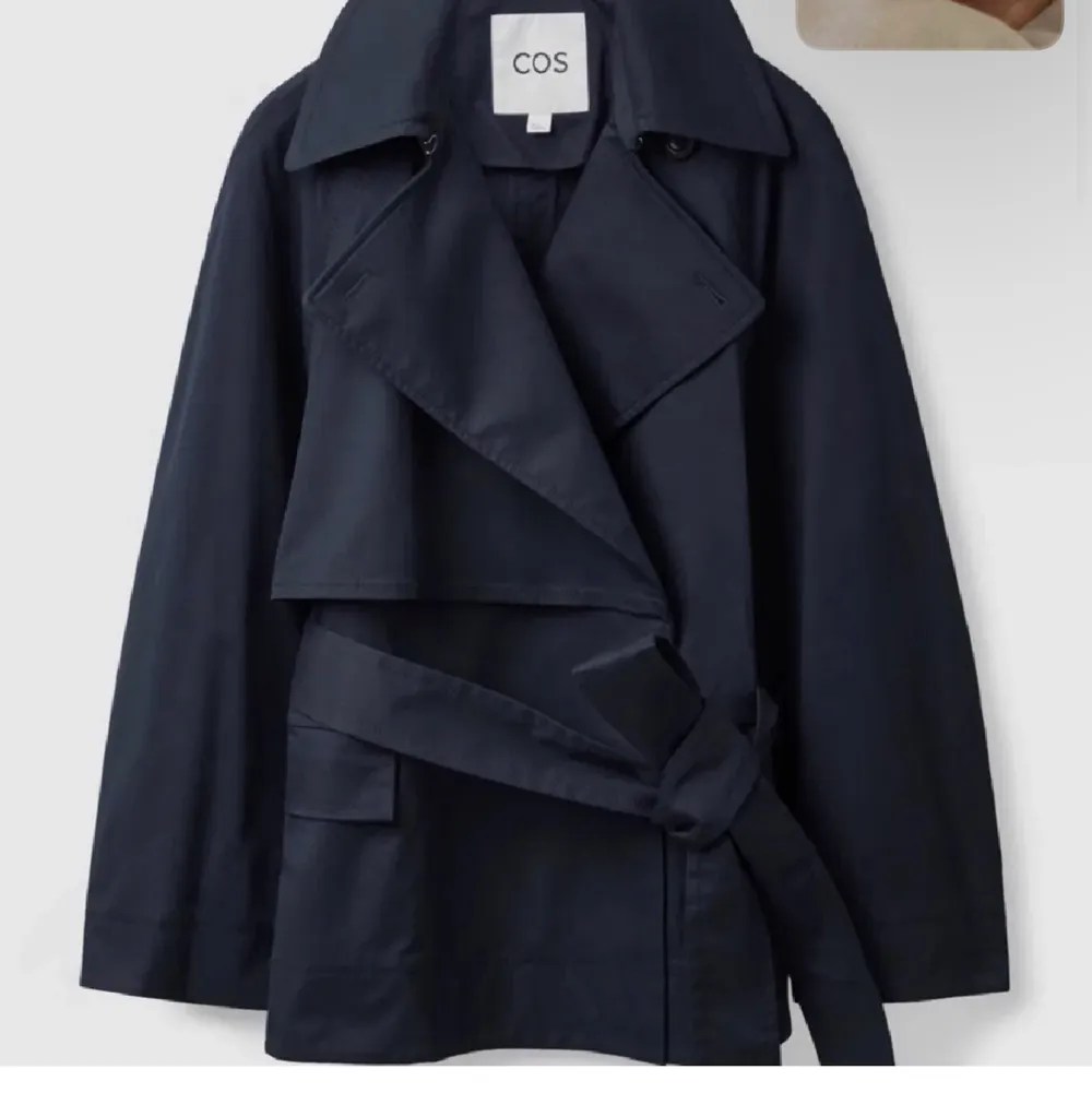 Hej säljer denna jackan då den har blivit för stor för mig, den är i väldigt fina skick och är i en mörkblå färg. Jätte fin nu till hösten❤️‍🔥❤️‍🔥skriv vid frågor mm. Jackor.