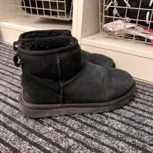 Uggs  - Svarta uggs, använda men inte trasiga på nått sätt. Kan mötas upp i Stockholm 💕