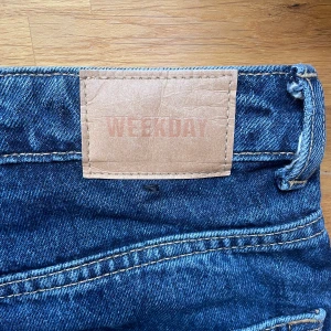 Weekday Jeans  - De andra paret av mina favorita Weekday Jeans som inte längre passar😪En fantastisk passform och färg som jag verkligen älskar. Storleken är 25/30 men som referens passar det rätt bra till en med storlek S 