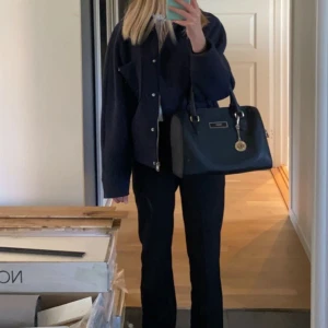 Väska - Säljer denna fina DKNY väska jag fått i present för nåt år sen! Vet därmed inte vad den köptes för men mitt pris är 399 då den inte har några defekter alls och knappt använd! Väldigt rymlig! Går att ta bort detaljerna som hänger om man vill;) 