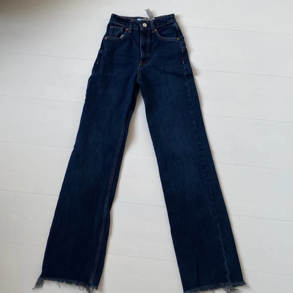 mörka jeans med långa ben. jeansen har hög midja och är i storlek 32. köparen står för frakten. . Jeans & Byxor.