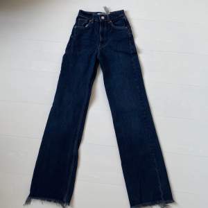 mörka jeans med långa ben. jeansen har hög midja och är i storlek 32. köparen står för frakten. 
