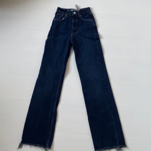 jeans från zara - mörka jeans med långa ben. jeansen har hög midja och är i storlek 32. köparen står för frakten. 