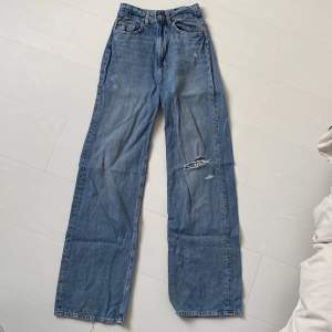 jeans i storlek 34 från H&M. jeansen har hög midja och slitning på vänstra knät. 