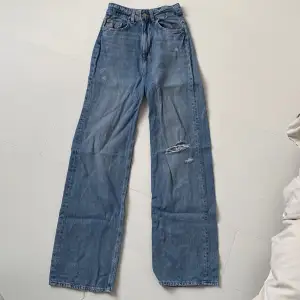 jeans i storlek 34 från H&M. jeansen har hög midja och slitning på vänstra knät. 