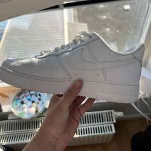 Air force 1 - Säljer min killes skor i storlek 42,5. Sparsamt använda, lådan finns ej. Köparen står för frakten.