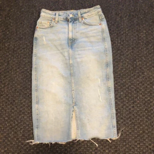 Denim kjol - En knälång denim kjol som köptes för 1år sen från Hm. Används dock 2 gånger. 