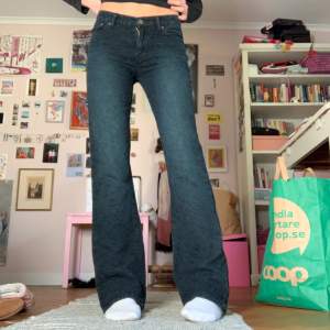 Coola lågmidjad jeans från Crocker i bootcutmodell. Jeanstyget har ett mönster som ser lite ut som en drake 🐉 midjemått: 70 cm, innerbenslängd: 80cm 