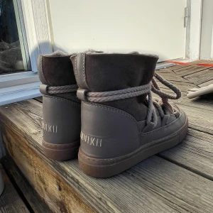 INUIKII skor - Säljer mina fina INUIKKI skor. Världens skönaste skor till vintern, jätte varma och mysiga. Köpte de i slutet av förra vintern. skorna är i nyskick då jag använt dom ett fåtal gånger PGa att dom e lite försmå för mig. Nypris: 2600 Frakt tillkommer. ❤️ storlek 36