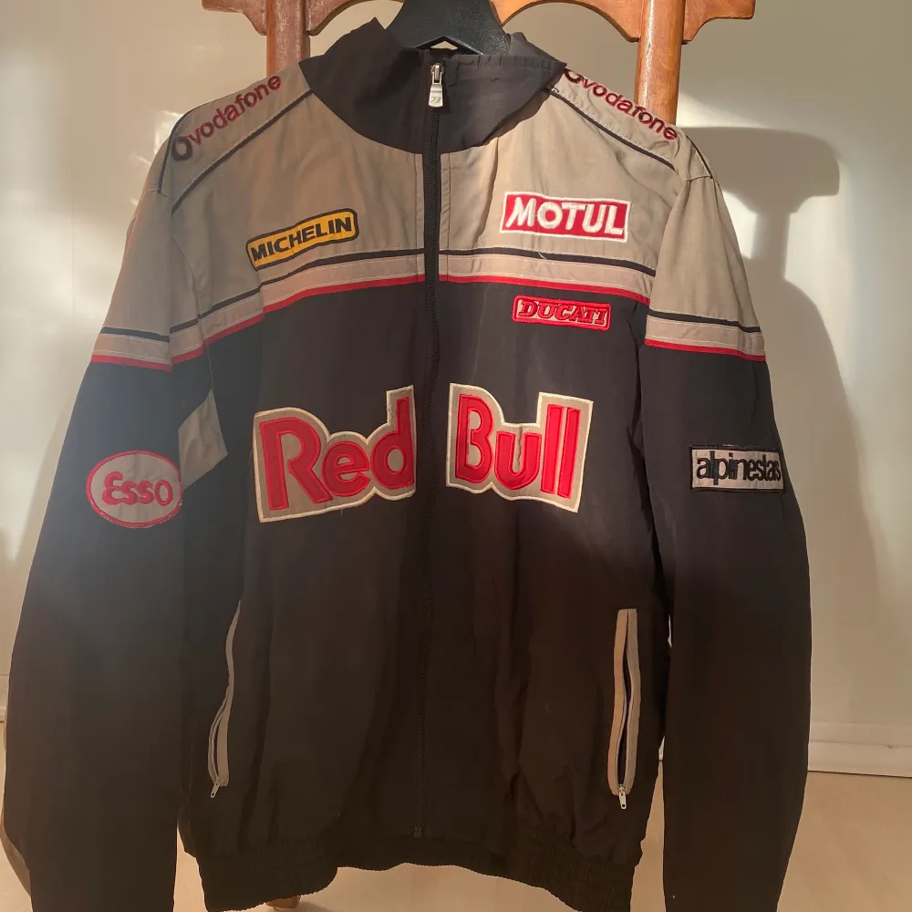 Superfin racerjacket i windbreaker material!!  Stl XL men lätt att ha den som oversized (jag har stl S, första bilden)  Kontakta mig vid köp direkt💞  skickas spårbart! . Jackor.