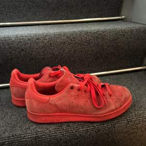 Röda sneakers från Adidas! 