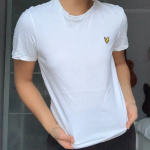 Lyle & Scott Vit T-shirt  - Megarensning av garderob! En basic vit T-shirt från Lyle & Scott. I superbra skick och storlek S!