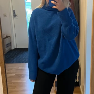 Stickad tröja - Blå stickad tröja ifrån zara, använd fåtal gånger. Storlek S