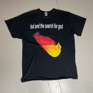 T-shirt - LSD & the search for god t-shirt i toppskick 🖤