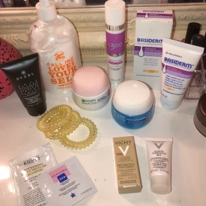 Skönhetspaket - Hudkräm, basiderm x2 en testad en oöppnad. Mycket oöppnat!! Något enstaka endast testat! Rensat ut då jag köpt massa nytt. Vill ej kasta. 🪴 3hårtottar, tester, ansiktsmask, lotion, nattkräm, allt blandat. Allt inkl. 🤍