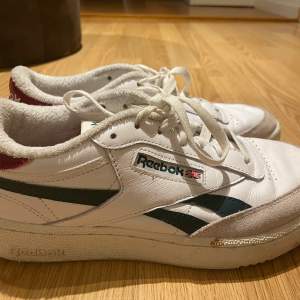 Ett par sneakers från Reebok, inte använda så mycket så i bra skick😚storlek 40 25.5 cm