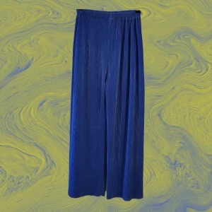 Metallic blå plisse byxor - Superfina halv-glansiga plissebyxor med metallic lyster. Väldigt fint fall. För stora för mig. Nyskick. Storleksmässigt är de en M-L, väldigt stretchiga. Mått skickas på begäran.