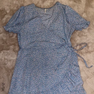 Klänning  - Blommig klänning från Nelly i storlek 44, sparsamt använd!