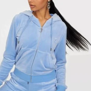 Juicy couture tröja ljusblå Strl M - Helt ny använd en gång, den är från juicy couture i storlek M 