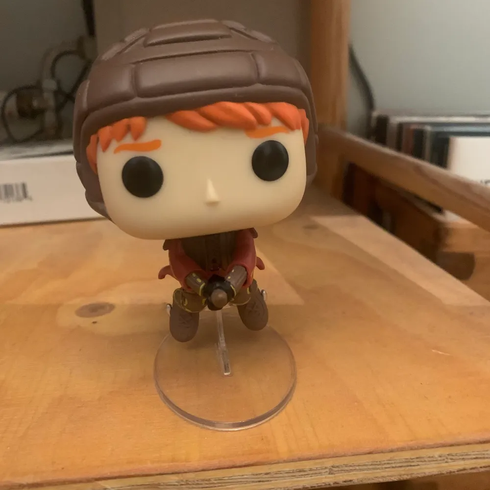 Säljer denna funko pop figur av ron Weasley som spelar quidditch. Intakt box finns också . Övrigt.