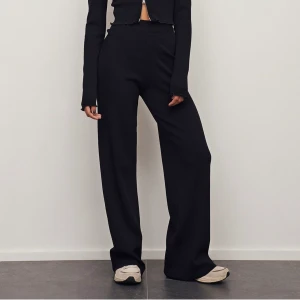 Raka byxor  - Säljer dessa super sköna och snygga byxor från NA-KD! Passar både som uppklädda men också till vardags🤍🤍Dem stora i storleken men sitter bra på mig som vanligtvis har XS/S!  (har matchande topp om någon är intresserad)🫶🏼