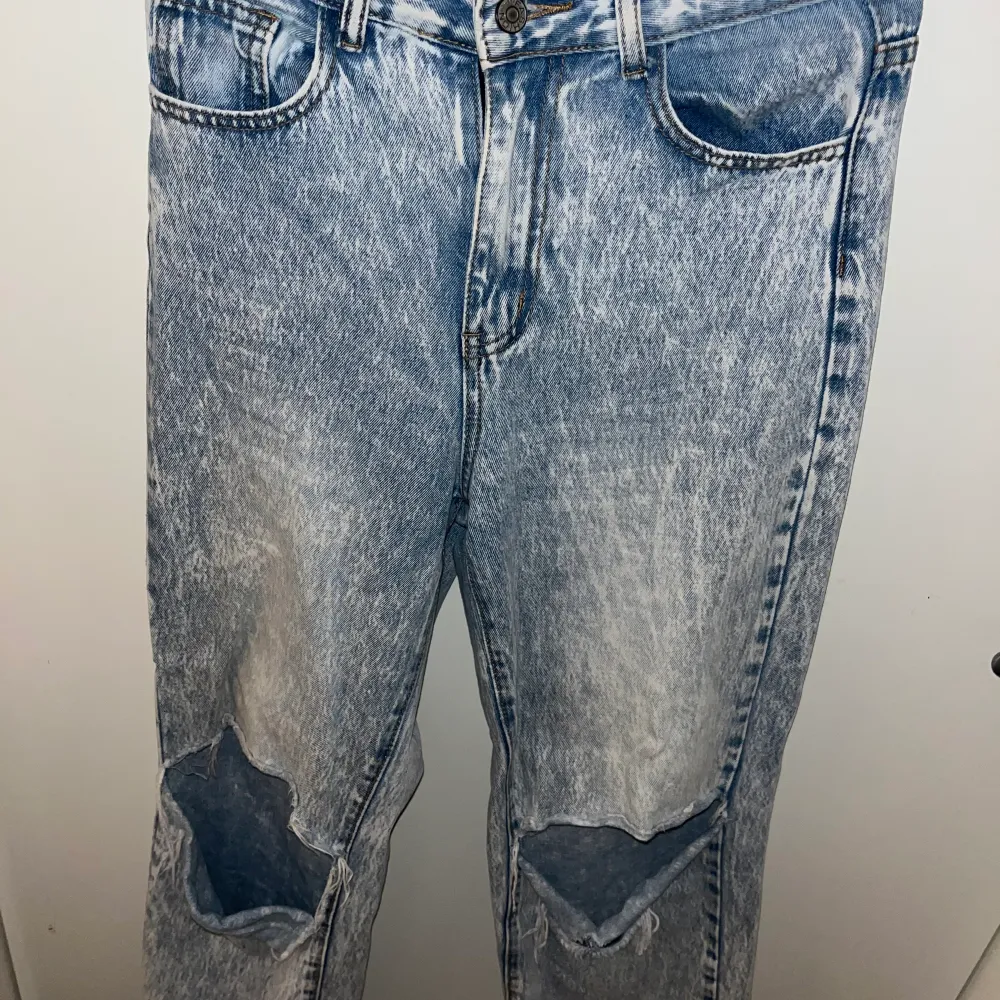 Ljusblå jeans med hål vid knäna från SHEIN. Hålen har förstorats lite men annars är dom fina.. Jeans & Byxor.