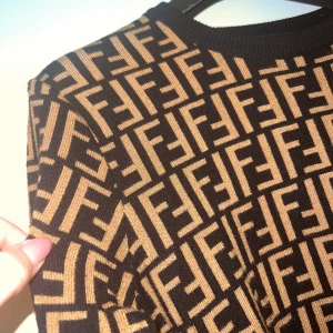 Stickad tröja - Stickad tröja med väldigt bra kvalitet! Använd 1 gång 