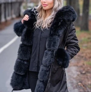 päls jacka  - Säljer min fina Päls jacka. Använd 3 gånger och är i bra skick. pris kan diskuteras (Bilden är lånad)❤️