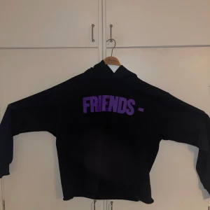 Vlone Friends Hoodie  - köpt från grailed förra året för 400$, använt den ett fåtal gånger. Lite oversized för att vara S och kan visa digital kvitto och den är digitally authentic enligt Grailed. 9.5/10 condi (Kan gå ner i pris)  