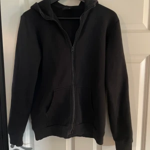 Peak performance tröja  - En svart peak performance tröja. Använd ganska mycket men med ett bra skick. Det är även ett ganska stort citat på ena armen.