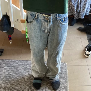 Butter Jeans - Ett par baggy butter byxor i storleken 36. Stora i midjan men med hjälp av ett insytt snöre som bälte krävs inget vanligt bälte!  Byxorna är väldigt lätt använda och är i allmänt bra skick! 