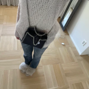 Stella McCartney väska - INTRESSEKOLL på min Stella McCartney falabella tiny väska i mörkblå. Verkligen så cool och söt väska, väldigt sparsamt använd så den är i superbra skick, använder inte längre! Rymmer mycket mer än den ser ut💙💙💙Självklart äkta