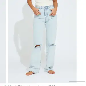 Coola jeans från Bikbok med slitningar! Pris kan diskuteras vid snabb affär ❣️Rätt färg på bild två!