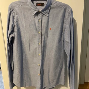 Skjorta - Ytterligare ett plagg jag säljer åt min sambo. En bomullsskjorta som knappt är använd och hängt i garderoben för länge nu.☀️