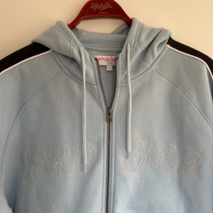 Yardsale hoodie strl L - Fick hem fel storlek. Ej använd, 10/10 skick.  Stor i storleken, passar nog xl.