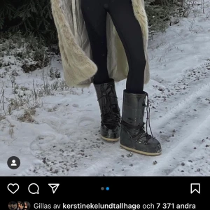 Moonboots  - Moon boot vinile met- Ett par svarta och glansiga skor. Dem passar perfekt till vintern och snö💙💙Väldigt sköna och mjuka, dem kan passa större storlekar eftersom att de är så mjuka inuti!