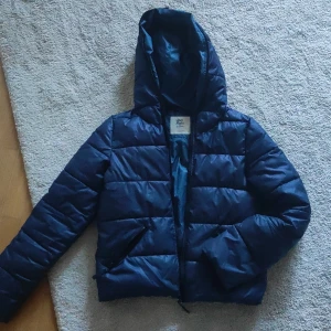 Jacka stl small  - I fint skick. Kortare jacka stl small . Kan skickas om köparen. Betalar frakt  