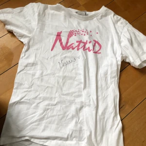 Nattid t-shirt - Nattid T-shirt, med autograf. Knappt använd. Frakt tillkommer på 40kr!