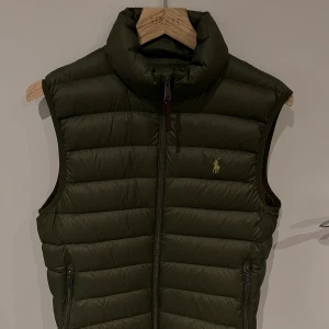 Ralph Lauren väst strl S - Mörk grön Ralph lauren väst som är sparsamt använd. 