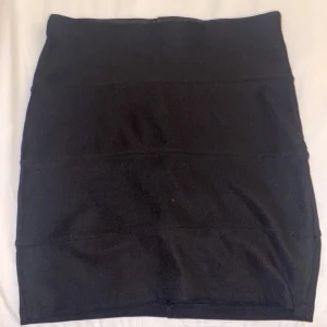svart kort kjol - kjol från Ginatricot, köptes för 300 kr typ 2 år sedan, endast använt 1 gång till en fest annars har den legst i garderoben  elastiskt midjeband för ’hourglass’ figur + köpare betalar frakt  kom dm om intresserad eller för mer info 