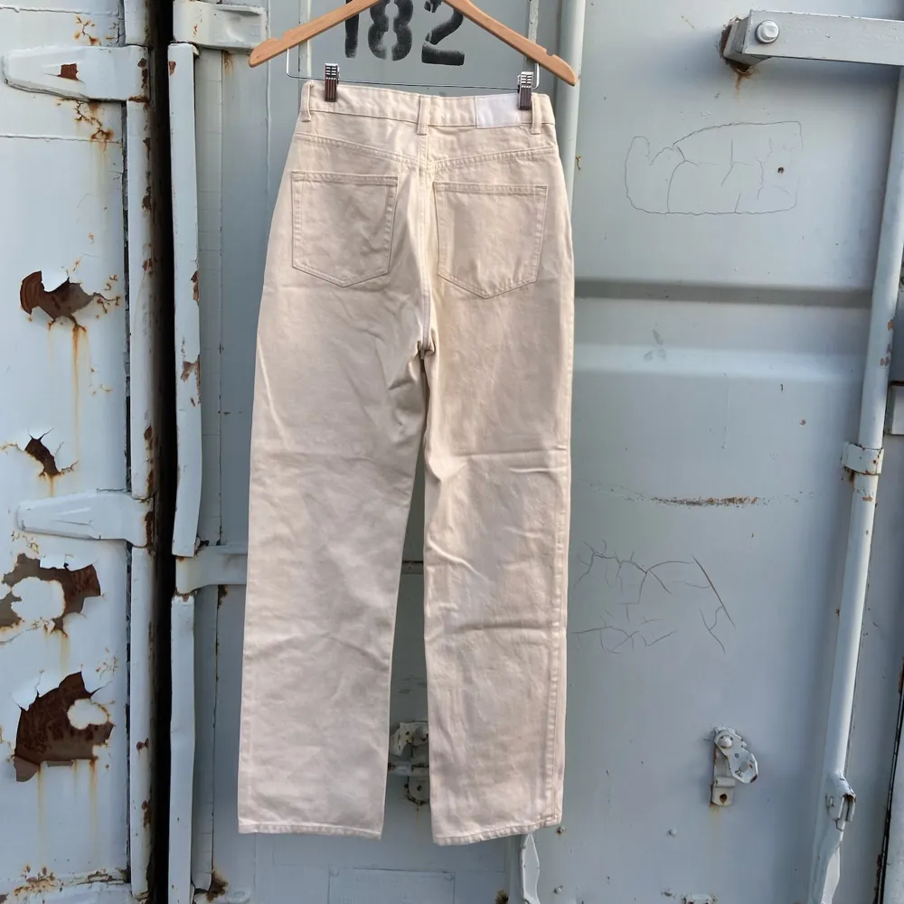 Krämvita jeans från Weekday i modellen Rowe. Dom är straight leg i storlek W26/L32, knappt använda. Köparen står för frakt<3. Jeans & Byxor.