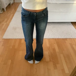 Lågmidjade jeans - Säljer skitcoola jeans från esprit. Köpte secondhand, men de är lite för stora. Det står ingen storlek, men för referens brukar jag ha xs/s. Jag är 173 och de är långa på mig💕